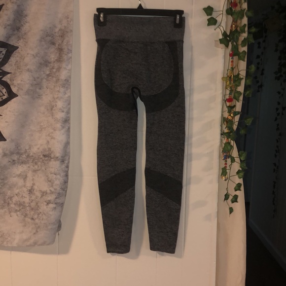 Victoria’s Secret Pink small gray sport leggings - Picture 5 of 9